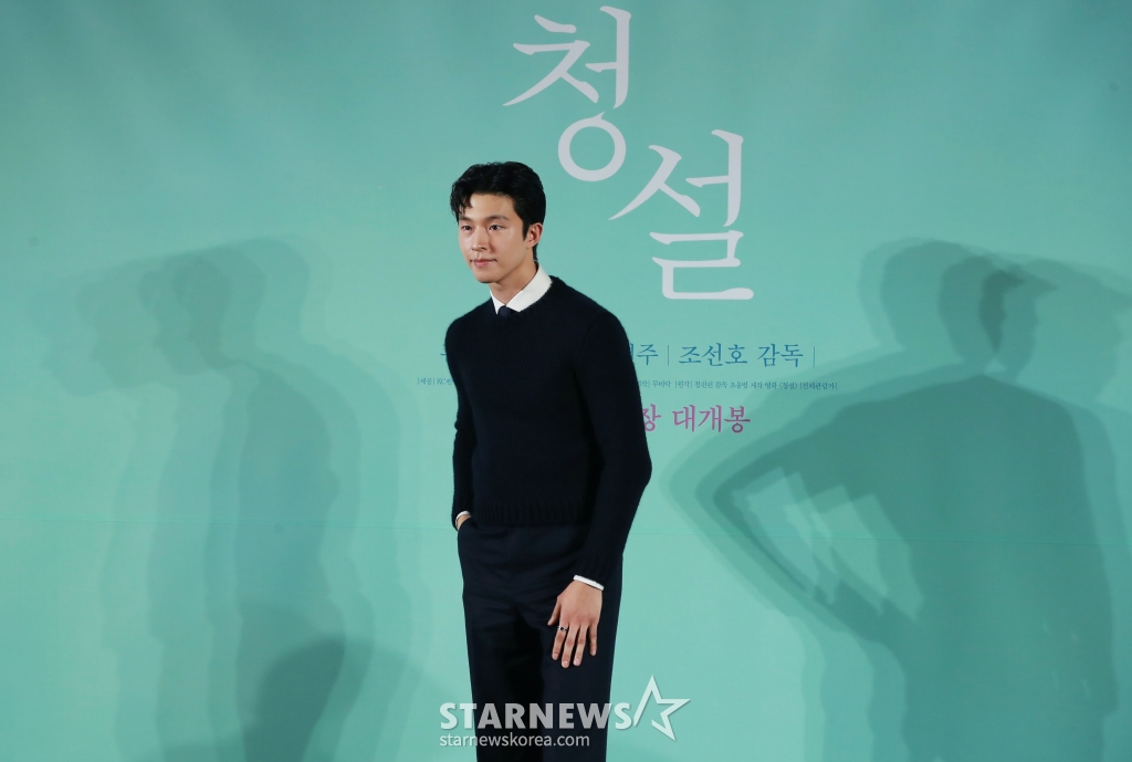 배우 홍경이 18일 오전 서울 메가박스 성수에서 진행된 영화 '청설'(감독 조선호) 제작발표회에 참석해 포즈를 취하고 있다.   사랑을 향해 직진하는 ‘용준’(홍경)과 진심을 알아가는 ‘여름’(노윤서), 두 사람을 응원하는 동생 ‘가을’(김민주)의 청량하고 설레는 순간들을 담은 영화 청설은 11월 6일 개봉한다. /2024.10.18 /사진=이동훈