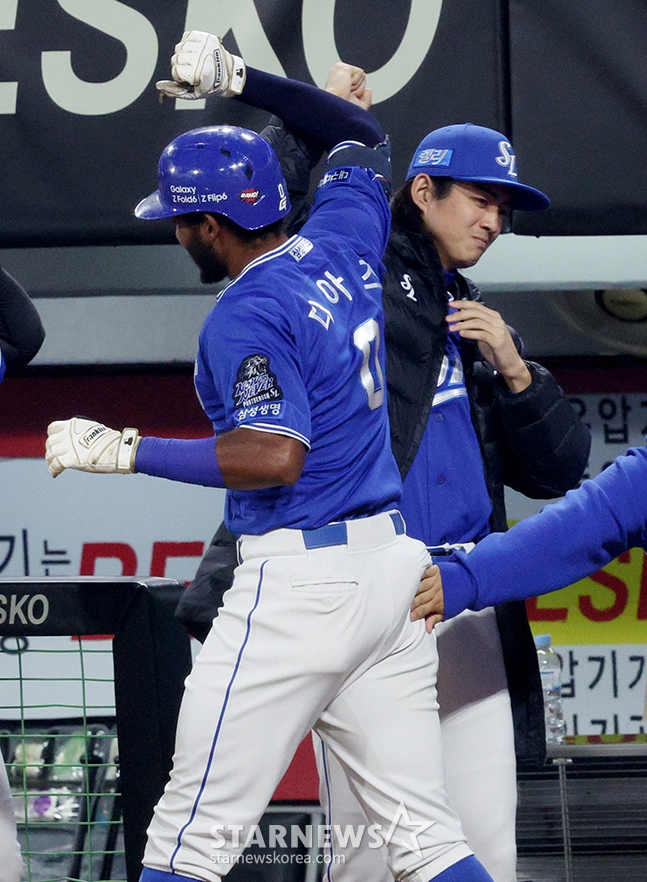 '2024 KBO 포스트시즌 한국시리즈 5차전' KIA-삼성전이 28일 광주-기아챔피언스필드에서 열렸다. 삼성 디아즈가 1회초 2사 1루에서 KIA 선발 양현종을 상대로 선제 우월 2점 홈런을 날리고 홈인한 후 구자욱의 환영을 받고 있다. /사진=김진경 대기자