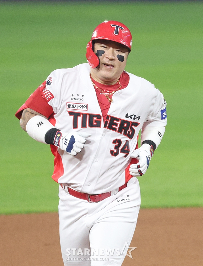 '2024 KBO 포스트시즌 한국시리즈 5차전' KIA-삼성전이 28일 광주-기아챔피언스필드에서 열렸다. KIA 최형우가 5회말 무사에서 우월 1점 홈런을 날린 후 홈인하고 있다. /사진=김진경 대기자