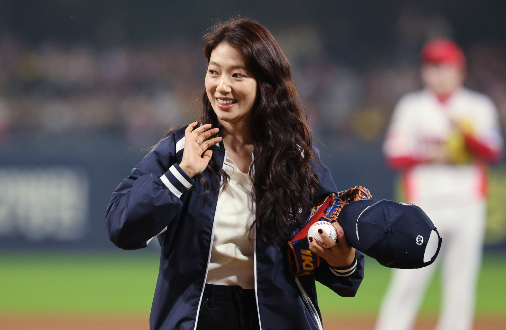 (광주=뉴스1) 장수영 기자 = 28일 오후 광주 기아챔피언스필드에서 열린 프로야구 '2024 신한 SOL 뱅크 KBO 포스트시즌' 한국시리즈 5차전 삼성 라이온즈와 KIA 타이거즈의 경기에 앞서 배우 박신혜가 시구를 마친 뒤 이동하고 있다. 2024.10.28/뉴스1 Copyright (C) 뉴스1. All rights reserved. 무단 전재 및 재배포, AI학습 이용 금지. /사진=(광주=뉴스1) 장수영 기자