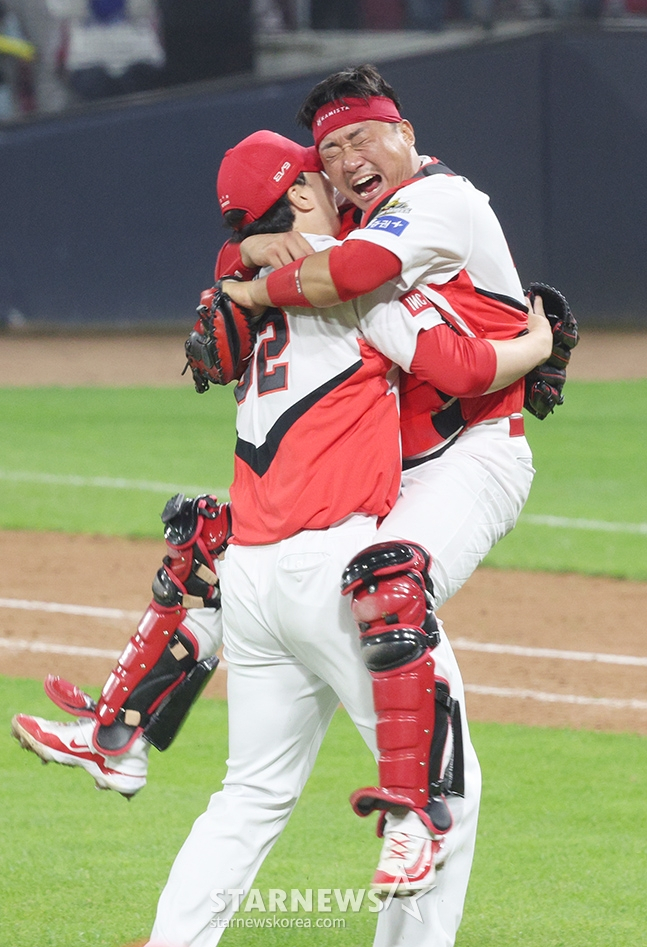 '2024 KBO 포스트시즌 한국시리즈 5차전' KIA-삼성전이 28일 광주-기아챔피언스필드에서 열렸다. KIA가 5차전 삼성에 승리히며 4승 1패로 우승을 차지했다. 정해영이 경기를 매조지한 후 김태군과 기뻐하고 있다. /사진=김진경 대기자