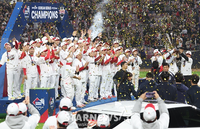 '2024 KBO 포스트시즌 한국시리즈 5차전' KIA-삼성전이 28일 광주-기아챔피언스필드에서 열렸다. KIA가 5차전 삼성에 승리히며 4승 1패로 우승을 차지했다. 이범호 감독이 우승 트로피를 들어올리고 있다. /사진=김진경 대기자