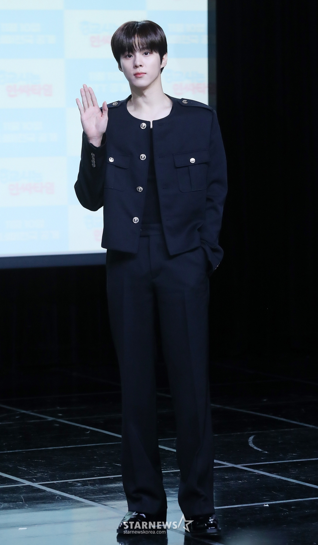 배우 김우석이 29일 오전 서울 강남구 청담동 일지아트홀에서 진행된 웹드라마 '0교시는 인싸타임' 제작발표회에 참석해 포즈를 취하고 있다. '0교시는 인싸타임'은 익명 커뮤니티 앱 '인싸타임'의 관리자가 되어 전교생의 모든 비밀을 알게 된 '아싸'(아웃사이더)가 지독하게도 얽히고 싶었던 '핵인싸' 무리에 들어가며 펼쳐지는 하이틴 시크릿 로맨스다. 채널 시네마천국에서 오는 11월 10일 첫 방송된다. 2024.10.29 /사진=김창현 chmt@