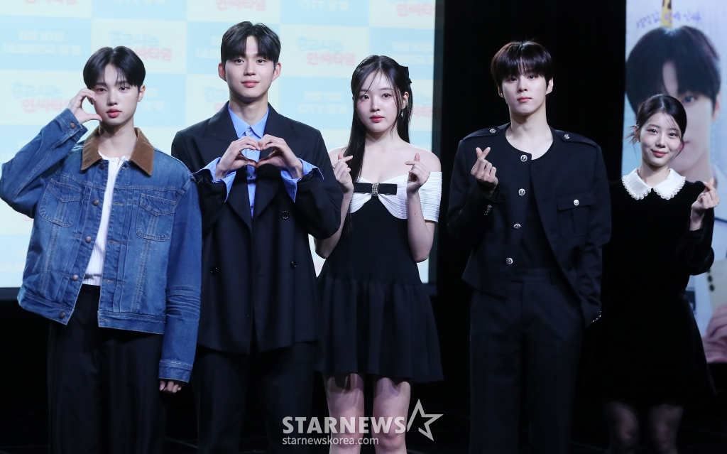 배우 손동표, 최건, 강나언, 김우석, 한채린이 29일 오전 서울 강남구 청담동 일지아트홀에서 지진행된 웹드라마 '0교시는 인싸타임' 제작발표회에 참석해 포즈를 취하고 있다. '0교시는 인싸타임'은 익명 커뮤니티 앱 '인싸타임'의 관리자가 되어 전교생의 모든 비밀을 알게 된 '아싸'(아웃사이더)가 지독하게도 얽히고 싶었던 '핵인싸' 무리에 들어가며 펼쳐지는 하이틴 시크릿 로맨스다. 채널 시네마천국에서 오는 11월 10일 첫 방송된다. 2024.10.29 /사진=김창현 chmt@