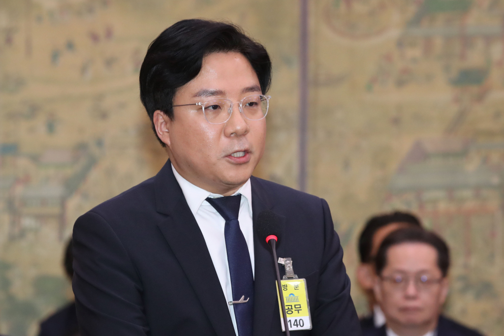 (서울=뉴스1) 이광호 기자 = 김태호 하이브 최고운영책임자가 24일 오후 서울 여의도 국회에서 열린 문화체육관광위원회의 문화체육관광부 등에 대한 종합국정감사에 출석해 의원 질의에 답하고 있다. 2024.10.24/뉴스1 Copyright (C) 뉴스1. All rights reserved. 무단 전재 및 재배포, AI학습 이용 금지. /사진=(서울=뉴스1) 이광호 기자
