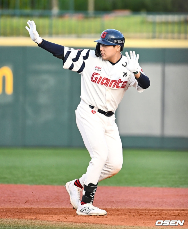 롯데 추재현이 29일 오후 3시 울산 문수야구장에서 열린 2024 울산-KBO Fall League 결승전에서 5회 말 2타점 2루타를 때려내고 세리머니를 하고 있다.