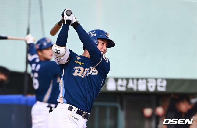 NC 박시원이 29일 오후 3시 울산 문수야구장에서 열린 2024 울산-KBO Fall League 결승전에서 3회 초 적시타를 터트리고 있다.