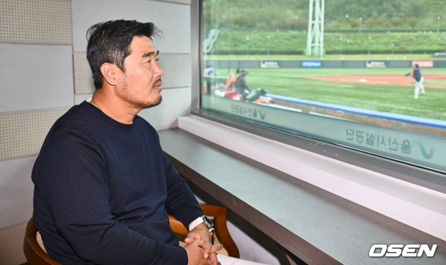 이호준 NC 감독이 29일 오후 3시 울산 문수야구장에서 열린 2024 울산-KBO Fall League 결승전을 지켜보고 있다.