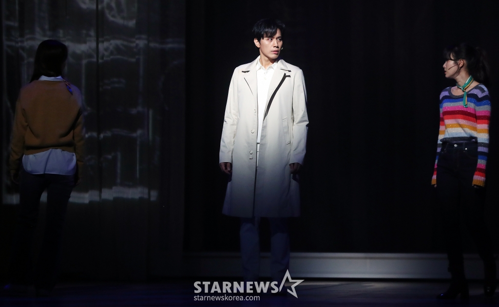 뮤지컬 배우 손준호가 29일 오후 서울 구로구 디큐브 링크아트센터에서 진행된 뮤지컬 '광화문 연가' 프레스콜에 참석해 열연을 하고 있다. '광화문연가'는 생의 마지막 순간을 앞둔 '명우'와 그를 추억 여행으로 이끄는 인연술사 '월하'가 삶의 소중한 순간들을 들여다보는 이야기를 담은 작품이다. 내년 1월 5일까지 공연된다. 2024.10.29 /사진=김창현 chmt@