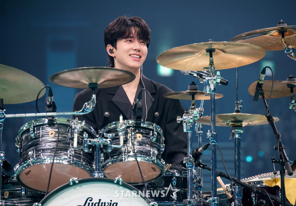 밴드 '데이식스'(DAY6) 도운이 14일 오후 서울 잠실실내체육관에서 단독 콘서트 '웰컴 투 더 쇼(Welcome to the Show)'에서 멋진 무대를 펼치고 있다. /사진제공=JYP엔터테인먼트 2024.04.14 /사진=이동훈