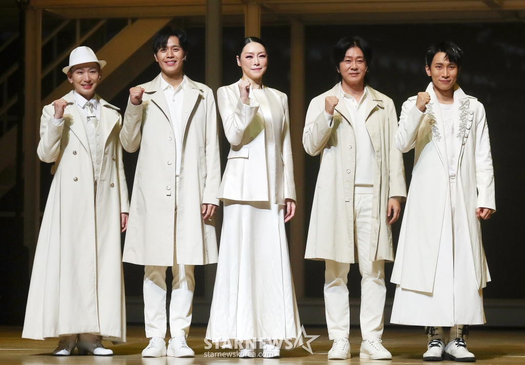 뮤지컬 배우 김호영, 손준호, 차지연, 윤도현, 서은광이 29일 오후 서울 구로구 디큐브 링크아트센터에서 진행된 뮤지컬 '광화문 연가' 프레스콜에 참석해 열연을 하고 있다. '광화문연가'는 생의 마지막 순간을 앞둔 '명우'와 그를 추억 여행으로 이끄는 인연술사 '월하'가 삶의 소중한 순간들을 들여다보는 이야기를 담은 작품이다. 내년 1월 5일까지 공연된다. 2024.10.29 /사진=김창현 chmt@