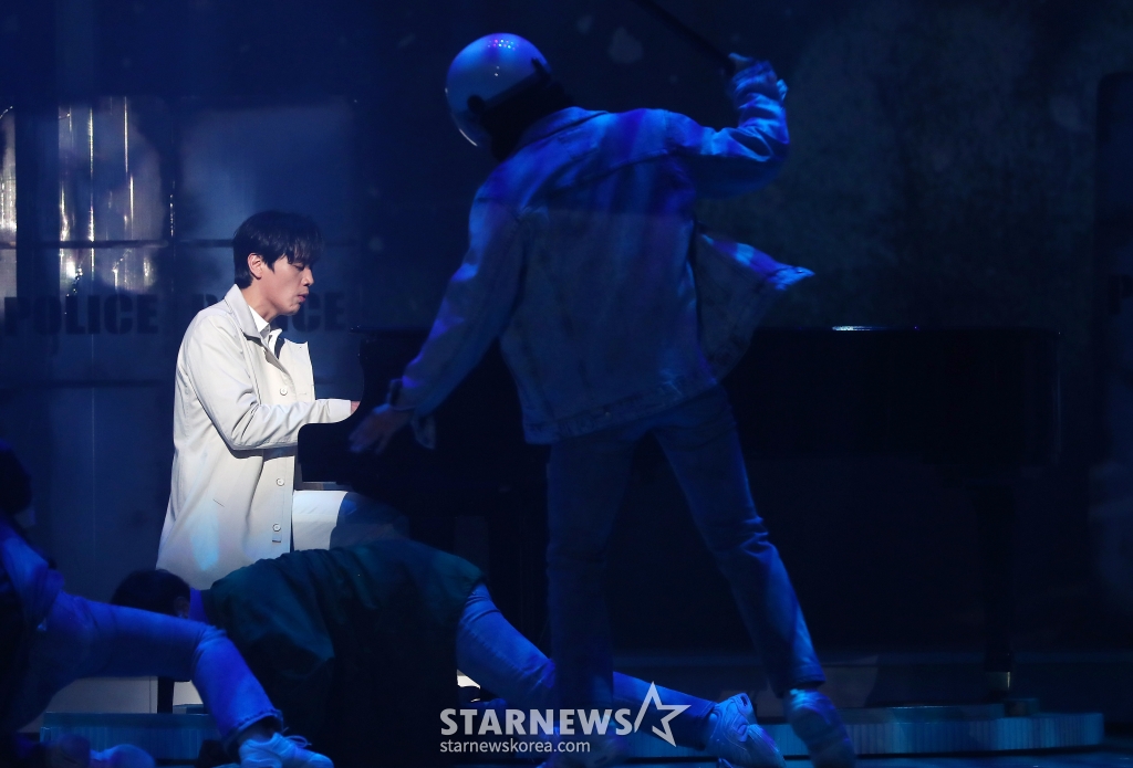 뮤지컬 배우 손준호가 29일 오후 서울 구로구 디큐브 링크아트센터에서 진행된 뮤지컬 '광화문 연가' 프레스콜에 참석해 열연을 하고 있다. '광화문연가'는 생의 마지막 순간을 앞둔 '명우'와 그를 추억 여행으로 이끄는 인연술사 '월하'가 삶의 소중한 순간들을 들여다보는 이야기를 담은 작품이다. 내년 1월 5일까지 공연된다. 2024.10.29 /사진=김창현 chmt@