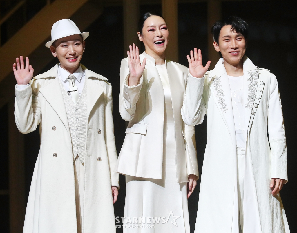 뮤지컬 배우 김호영, 차지연, 서은광이 29일 오후 서울 구로구 디큐브 링크아트센터에서 진행된 뮤지컬 '광화문 연가' 프레스콜에 참석해 열연을 하고 있다. '광화문연가'는 생의 마지막 순간을 앞둔 '명우'와 그를 추억 여행으로 이끄는 인연술사 '월하'가 삶의 소중한 순간들을 들여다보는 이야기를 담은 작품이다. 내년 1월 5일까지 공연된다. 2024.10.29 /사진=김창현 chmt@