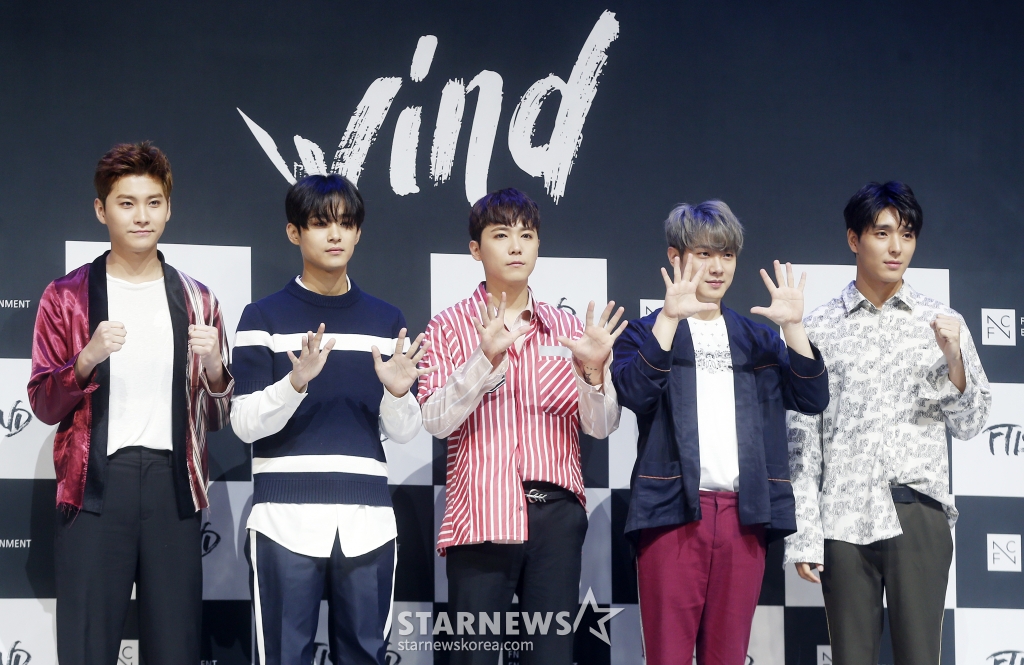 $ 밴드 FT아일랜드가 7일 오후 서울 광진구 예스24라이브홀에서 진행된 10주년 기념 앨범 'OVER 10 YEARS' 발매 기념 쇼케이스에서 포즈를 취하고 있다. /사진=김휘선 기자 hwijpg@