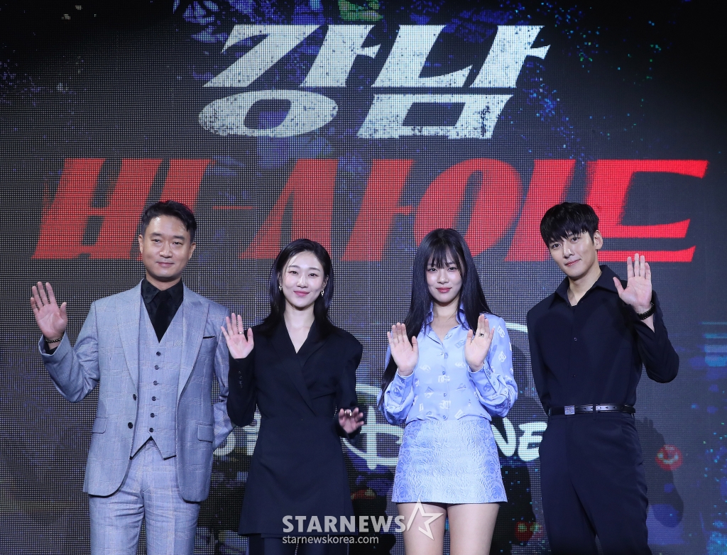 배우 조우진, 하윤경, 김형서, 지창욱, 박누리 감독 30일 오전 서울 종로구 포시즌스 호텔 서울에서 진행된 디즈니+ 오리지널 '강남 비-사이드' 제작발표회에 참석해 포즈를 취하고 있다. '강남 비-사이드'는 강남에서 사라진 클럽 에이스 '재희'(김형서 분)를 찾는 형사와 검사, 그리고 의문의 브로커, 강남 이면에 숨은 사건을 쫓기 위해 서로 다른 이유로 얽힌 세 사람의 추격 범죄 드라마다. 11월 6일 공개. 2024.10.30 /사진=김창현 chmt@