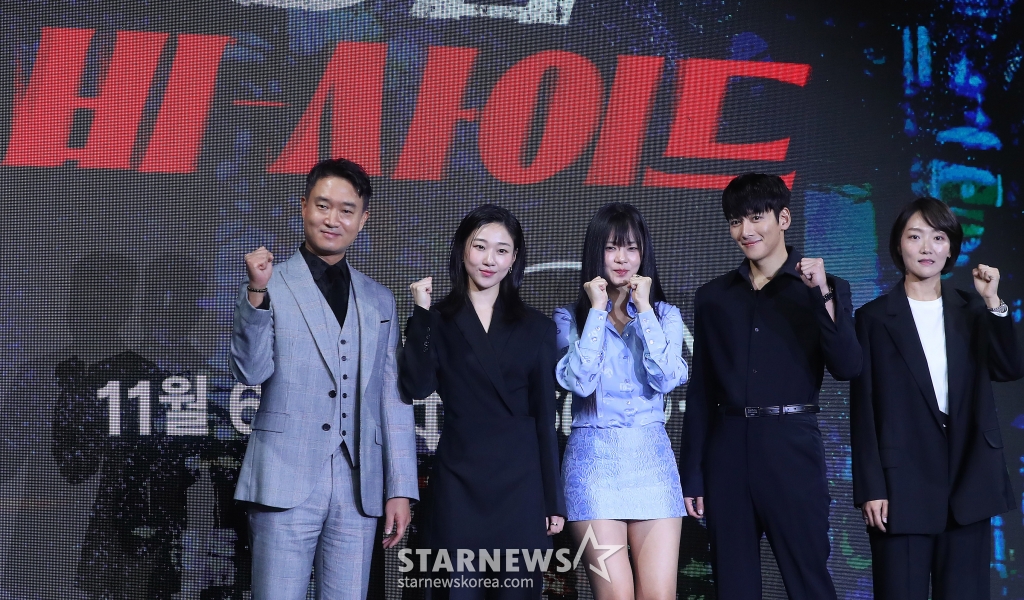 배우 조우진, 하윤경, 김형서, 지창욱, 박누리 감독이 30일 오전 서울 종로구 포시즌스 호텔 서울에서 진행된 디즈니+ 오리지널 '강남 비-사이드' 제작발표회에 참석해 포즈를 취하고 있다. '강남 비-사이드'는 강남에서 사라진 클럽 에이스 ‘재희’(김형서 분)를 찾는 형사와 검사, 그리고 의문의 브로커, 강남 이면에 숨은 사건을 쫓기 위해 서로 다른 이유로 얽힌 세 사람의 추격 범죄 드라마다. 11월 6일 공개. 2024.10.30 /사진=김창현 chmt@