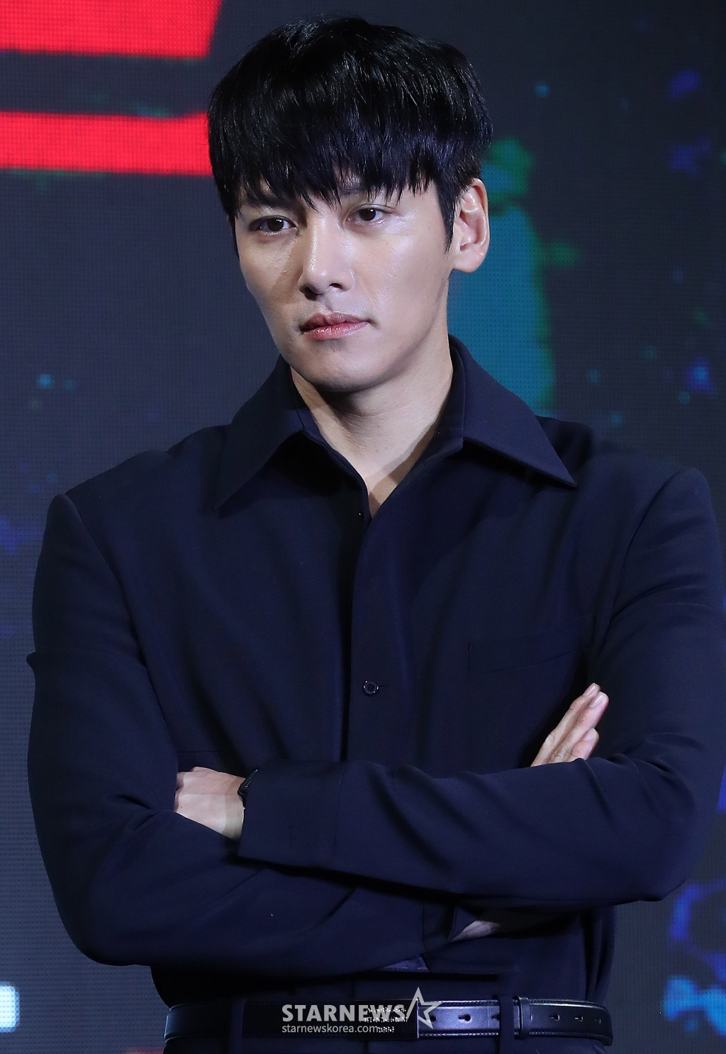 배우 지창욱이 30일 오전 서울 종로구 포시즌스 호텔 서울에서 진행된 디즈니+ 오리지널 '강남 비-사이드' 제작발표회에 참석해 포즈를 취하고 있다. '강남 비-사이드'는 강남에서 사라진 클럽 에이스 ‘재희’(김형서 분)를 찾는 형사와 검사, 그리고 의문의 브로커, 강남 이면에 숨은 사건을 쫓기 위해 서로 다른 이유로 얽힌 세 사람의 추격 범죄 드라마다. 11월 6일 공개. 2024.10.30 /사진=김창현 chmt@