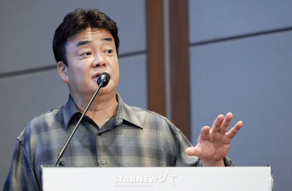 백종원 대표이사가 28일 서울 여의도동 콘래드호텔 서울에서 진행된 더본코리아 IPO기자간담회에 참석, 코스피 상장 이후 미래 사업 전략과 비전을 밝혔다. 백종원 대표이사는 간담회에서 "더본코리아는 창립 초기부터 지금까지 가맹점과의 공고한 상호협력이 있었기 때문에 외식과 호텔, 유통을 아우르는 종합 식품 기업으로 성장할 수 있었다"며 "상장 후에도 가맹점과의 상생은 물론 지역 개발, 해외 시장 확대 등에 힘써 모두와 함께 성장하는 진정한 글로벌 외식전문 기업으로 거듭나겠다" 말했다. 지난 1994년 설립된 더본코리아는 빽다방, 홍콩반점, 새마을식당, 한신포차, 역전우동 등 25개 외식 프랜차이즈 기반의 외식사업과 HMR, 가공식품, 소스 등 다양한 제품을 소비자에게 제공하는 유통사업, 제주도의 더본호텔을 통한 호텔사업을 영위 중이며 사업부문별 안정적인 매출 성장세를 토대로 지난해 역대 최고 매출인 4,107억원(연결기준)을 기록했다. /사진=임한별(머니S)