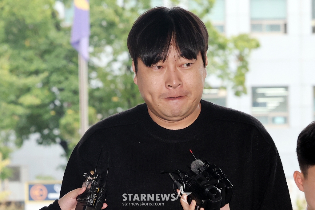 (서울=뉴스1) 이동해 기자 = 인터넷 불법 도박 사실을 털어놓은 개그맨 이진호가 22일 오후 서울 강남경찰서에 피의자 신분으로 출석하고 있다. 2024.10.22/뉴스1 Copyright (C) 뉴스1. All rights reserved. 무단 전재 및 재배포, AI학습 이용 금지. /사진=(서울=뉴스1) 이동해 기자