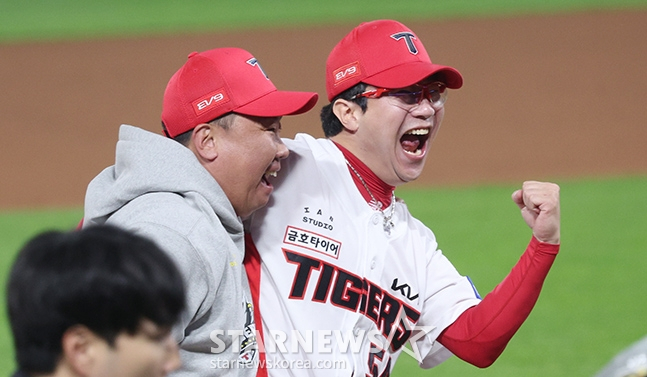 '2024 KBO 포스트시즌 한국시리즈 5차전' KIA-삼성전이 28일 광주-기아챔피언스필드에서 열렸다. KIA가 5차전 삼성에 승리히며 4승 1패로 우승을 차지했다. 이범호 감독이 양현종과 포옹하며 기쁨을 나누고 있다. /사진=김진경 대기자