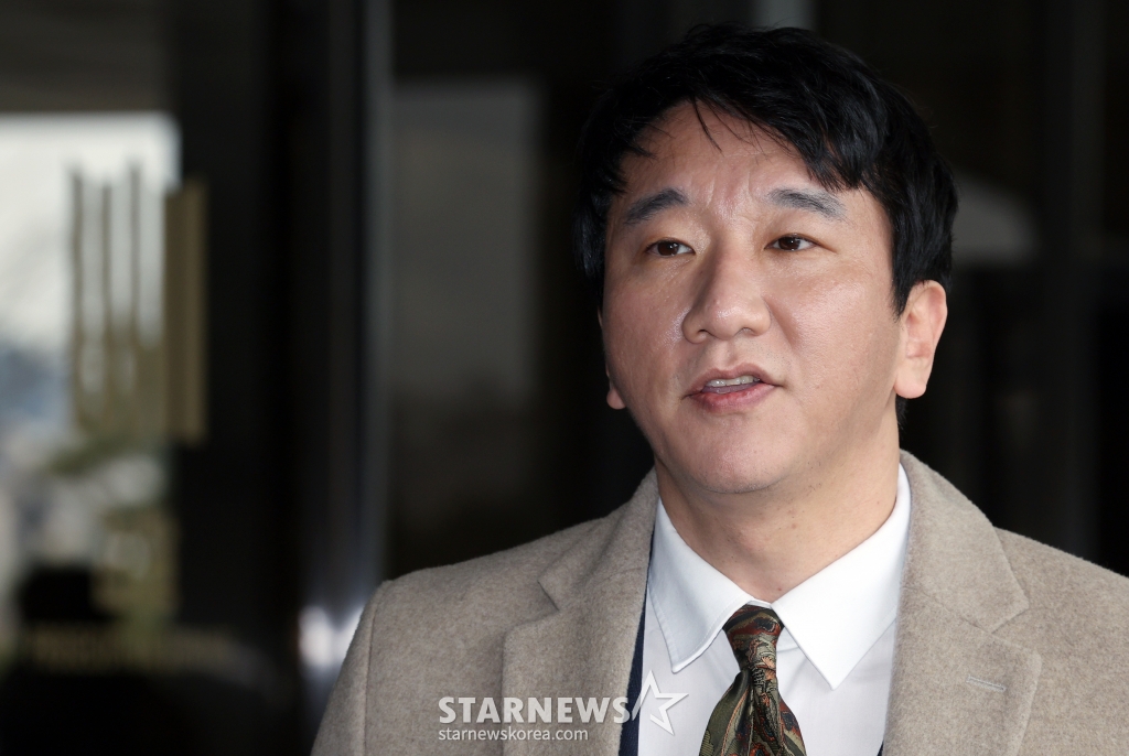 (서울=뉴스1) 박정호 기자 = 주수호 대한의사협회 의대정원 증원 저지를 위한 비상대책위원회 언론홍보위원장을 대리해 법무법인 존재의 노종언 변호사가 11일 오후 서울 서초구 서울중앙지방검찰청에서 위조 의협 공문 일명 '전공의 블랙리스트' 인터넷 유포 악플러에 대한 고발장 제출에 앞서 취재진의 질문에 답하고 있다. 2024.3.11/뉴스1 Copyright (C) 뉴스1. All rights reserved. 무단 전재 및 재배포, AI학습 이용 금지. /사진=(서울=뉴스1) 박정호 기자