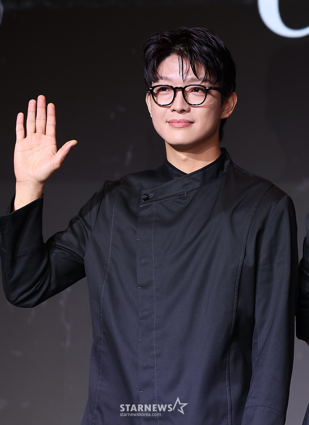 (서울=뉴스1) 김진환 기자 = 요리사 트리플 스타가 7일 오전 서울 마포구 호텔 나루 서울 엠갤러리에서 열린 넷플릭스 예능 '흑백요리사: 요리 계급 전쟁' 기자간담회에서 포즈를 취하고 있다. '흑백요리사: 요리 계급 전쟁'은 맛 하나는 최고라고 평가받는 재야의 고수 '흑수저' 셰프들이 대한민국 최고의 스타 셰프 '백수저'들에게 도전장을 내밀며 치열하게 맞붙는 100인의 요리 계급 전쟁이다. 2024.10.7/뉴스1 Copyright (C) 뉴스1. All rights reserved. 무단 전재 및 재배포, AI학습 이용 금지. /사진=(서울=뉴스1) 김진환 기자