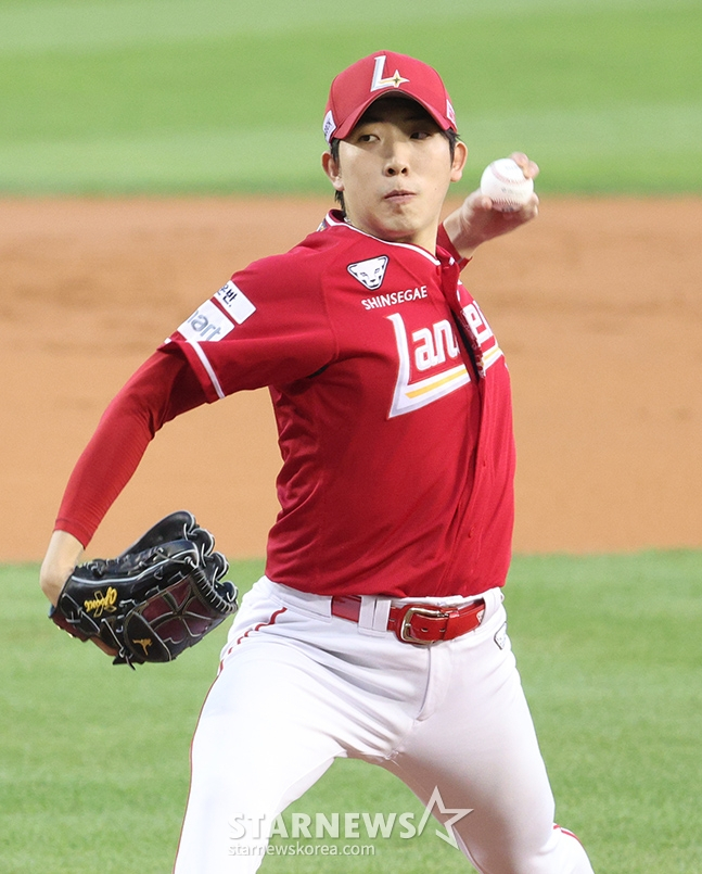 '2024 신한 SOL 뱅크 KBO리그' LG-SSG전이 지난달 4일 서울 잠실야구장에서 열렸다. SSG 선발 오원석이 역투하고 있다. /사진=김진경 대기자