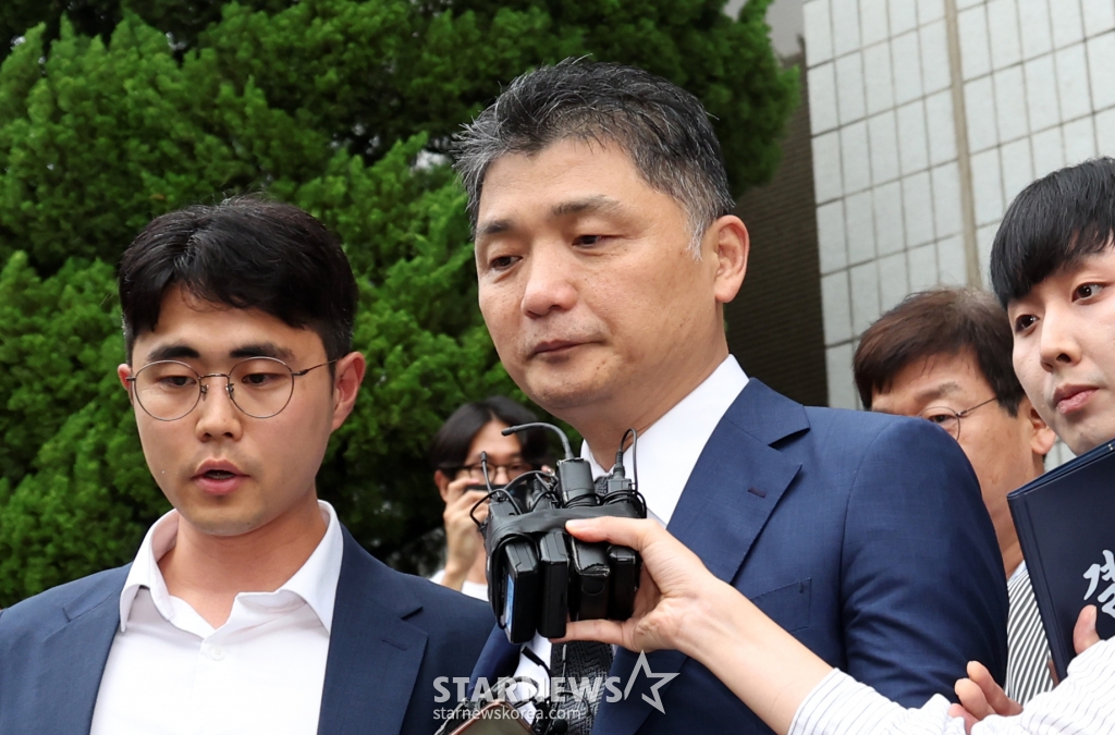 (서울=뉴스1) 김명섭 기자 = SM엔터테인먼트 시세조종 의혹을 받는 김범수 카카오 경영쇄신위원장이 22일 오후 서울 양천구 서울남부지방법원에서 구속 전 피의자심문(영장실질심사)을 마치고 이동하고 있다. 김 위원장은 지난해 2월 SM엔터 경영권 인수 당시 경쟁자 하이브의 공개 매수를 방해할 목적으로 하이브의 공개매수가(12만 원)보다 높게 설정·고정해 시세를 조종했다는 혐의를 받는다. 2024.7.22/뉴스1 Copyright (C) 뉴스1. All rights reserved. 무단 전재 및 재배포, AI학습 이용 금지. /사진=(서울=뉴스1) 김명섭 기자