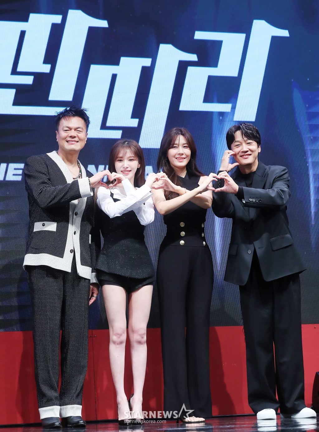 가수 박진영, 웬디, 배우 김하늘, 차태현이 31일 오후 서울 영등포구 여의도동 KBS 아트홀에서 진행된 KBS 2TV 예능 '더 딴따라' 제작발표회에 참석해 포즈를 취하고 있다. '더 딴따라'는 노래, 춤, 연기, 예능 다 되는 딴따라 찾기 프로젝트로 원조 딴따라 박진영이 KBS와 손을 잡고 선보이는 새로운 버라이어티 오디션 프로그램. 11월 3일 첫 방송. 2024.10.31 /사진=김창현 chmt@