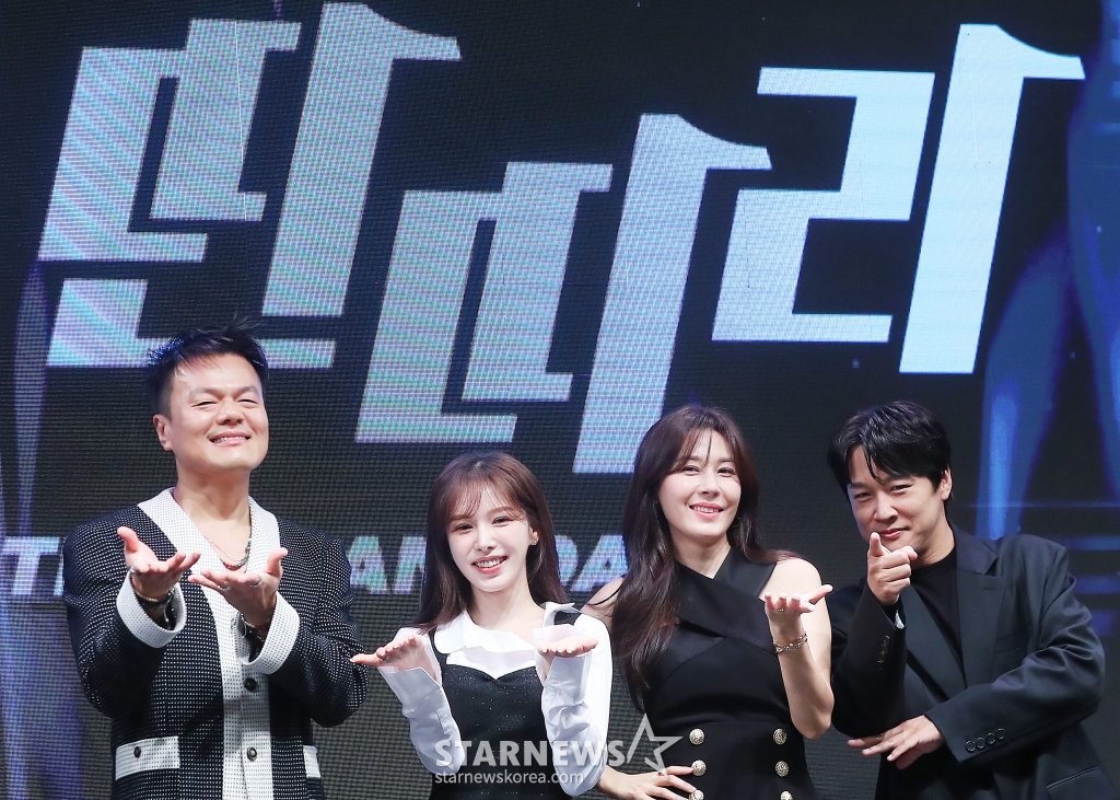 가수 박진영, 웬디, 배우 김하늘, 차태현이 31일 오후 서울 영등포구 여의도동 KBS 아트홀에서 진행된 KBS 2TV 예능 '더 딴따라' 제작발표회에 참석해 포즈를 취하고 있다. '더 딴따라'는 노래, 춤, 연기, 예능 다 되는 딴따라 찾기 프로젝트로 원조 딴따라 박진영이 KBS와 손을 잡고 선보이는 새로운 버라이어티 오디션 프로그램. 11월 3일 첫 방송. 2024.10.31 /사진=김창현 chmt@