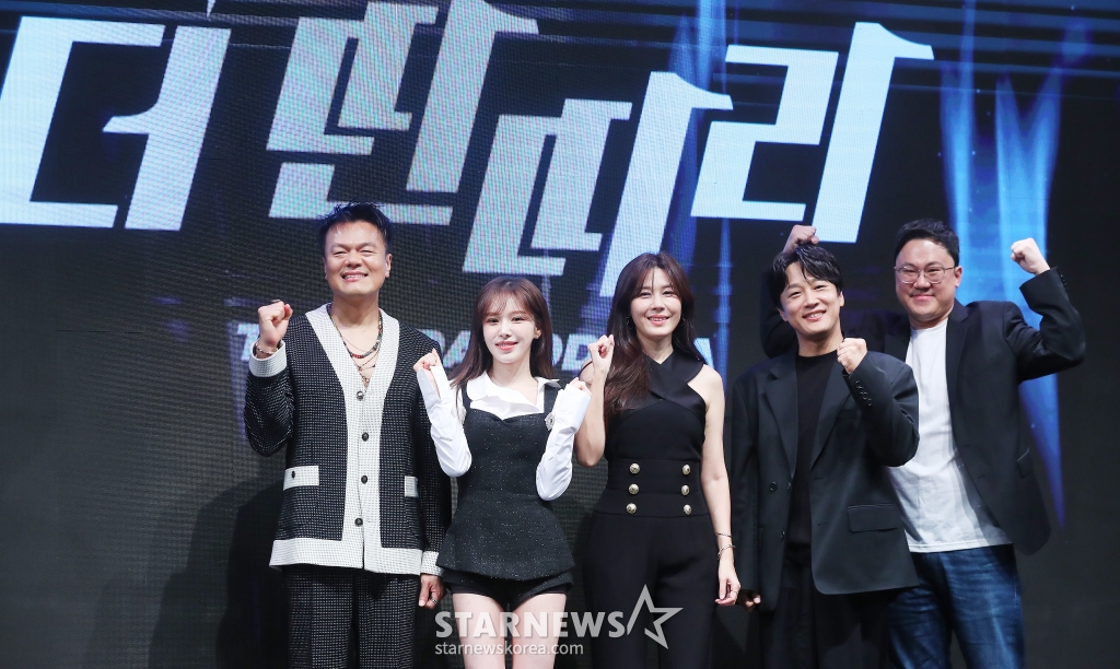 가수 박진영, 웬디, 배우 김하늘, 차태현, 양혁 PD가 31일 오후 서울 영등포구 여의도동 KBS 아트홀에서 진행된 KBS 2TV 예능 '더 딴따라' 제작발표회에 참석해 포즈를 취하고 있다. '더 딴따라'는 노래, 춤, 연기, 예능 다 되는 딴따라 찾기 프로젝트로 원조 딴따라 박진영이 KBS와 손을 잡고 선보이는 새로운 버라이어티 오디션 프로그램. 11월 3일 첫 방송. 2024.10.31 /사진=김창현 chmt@