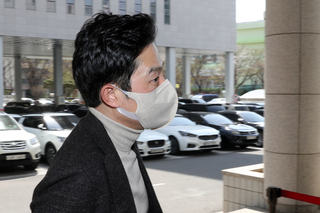 (서울=뉴스1) 이승배 기자 = 가상 화폐를 상장해 주겠다는 명목으로 수십억 원을 받은 혐의를 받는 프로골퍼 안성현이 2일 서울 양천구 서울남부지방법원에서 열린 특정경제범죄가중처벌법상 사기·배임수재 관련 공판에 출석하고 있다. 2024.4.2/뉴스1 Copyright (C) 뉴스1. All rights reserved. 무단 전재 및 재배포, AI학습 이용 금지. /사진=(서울=뉴스1) 이승배 기자