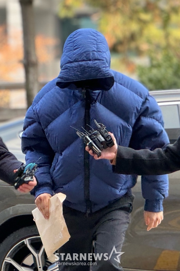 (서울=뉴스1) 박소영 기자 = 유흥주점 실장을 통해 배우 이선균에게 마약을 제공한 혐의를 받는 강남 모 성형외과 의사 A씨가 20일 오후 인천지법 영장실질심사장에 출석하고 있다. 2023.12.20/뉴스1 Copyright (C) 뉴스1. All rights reserved. 무단 전재 및 재배포, AI학습 이용 금지. /사진=(서울=뉴스1) 박소영 기자