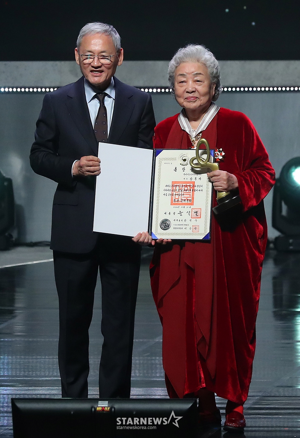 배우 강부자가 31일 오후 서울 중구 국립극장 해오름극장에서 진행된 '2024 대한민국 대중문화예술상'에서 은관 문화훈장을 수훈한 뒤 유인촌 문화체육부 장관과 기념촬영을 하고 있다. 올해 15회 차를 맞이한 '대중문화예술상'은 가수와 배우, 희극인, 성우, 방송작가, 연주자 등 다양한 분야를 아우르는 대중문화예술인들의 사회적 위상과 창작 의욕을 높이고, 대중문화예술산업의 발전에 기여한 공을 기리기 위한 대중문화예술 분야 최고 권위 정부 포상이다. 2024.10.31 /사진=김창현 chmt@