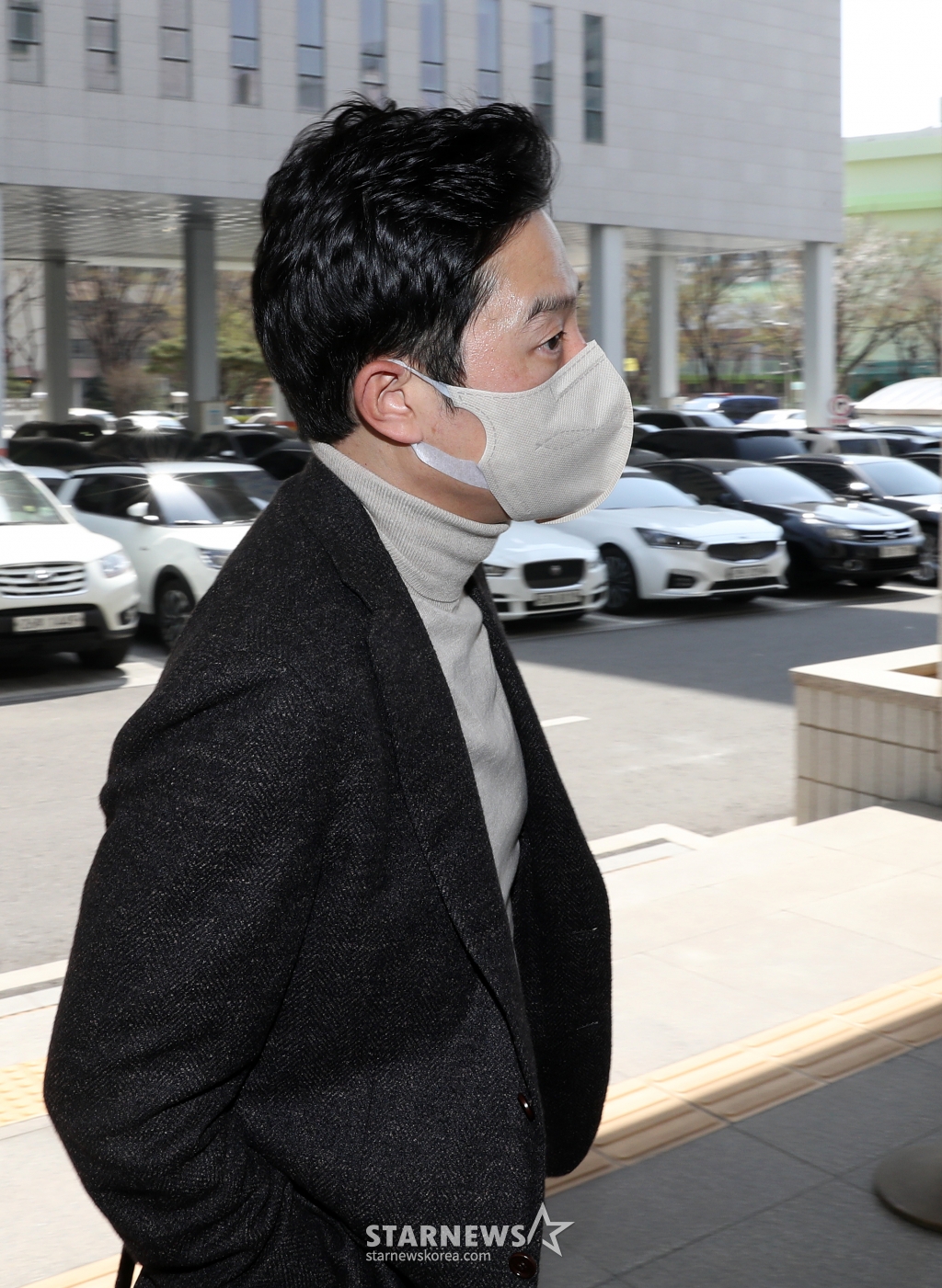 (서울=뉴스1) 이승배 기자 = 가상 화폐를 상장해 주겠다는 명목으로 수십억 원을 받은 혐의를 받는 프로골퍼 안성현이 2일 서울 양천구 서울남부지방법원에서 열린 특정경제범죄가중처벌법상 사기·배임수재 관련 공판에 출석하고 있다. 2024.4.2/뉴스1 Copyright (C) 뉴스1. All rights reserved. 무단 전재 및 재배포, AI학습 이용 금지. /사진=(서울=뉴스1) 이승배 기자