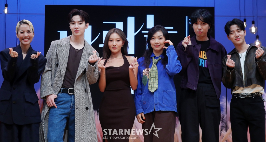 가수 소향, 헨리, 화사, 안신애, 프로듀서 구름, 기타리스트 자이로가 1일 오전 서울 영등포구 여의도동 KBS 아트홀에서 진행된 KBS 2TV 음악 여행 리얼리티쇼 '나라는 가수' 제작발표회에 참석해 포즈를 취하고 있다. '나라는 가수-스페인'은 K팝 대표 실력파 아티스트들이 다른 '나라'의 음악과 문화를 경험하며 '나'라는 가수를 찾아가는 여행기를 그리는 음악 예능 프로그램이다. 오는 2일 첫 방송. 2024.11.01 /사진=김창현 chmt@