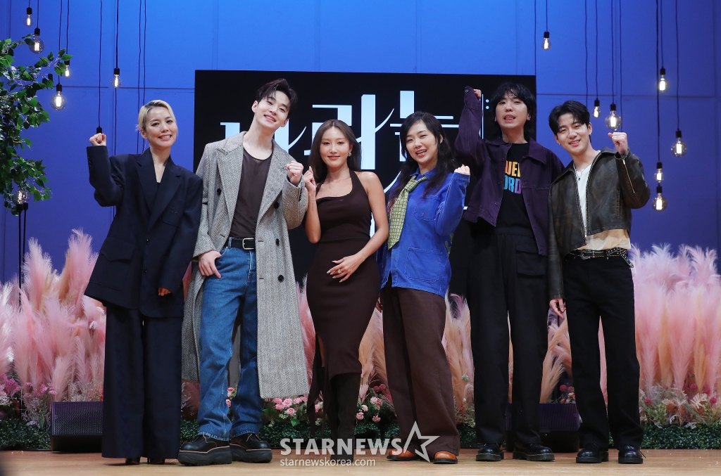 가수 소향, 헨리, 화사, 안신애, 프로듀서 구름, 기타리스트 자이로가 1일 오전 서울 영등포구 여의도동 KBS 아트홀에서 진행된 KBS 2TV 음악 여행 리얼리티쇼 '나라는 가수' 제작발표회에 참석해 포즈를 취하고 있다. '나라는 가수-스페인'은 K팝 대표 실력파 아티스트들이 다른 '나라'의 음악과 문화를 경험하며 '나'라는 가수를 찾아가는 여행기를 그리는 음악 예능 프로그램이다. 오는 2일 첫 방송. 2024.11.01 /사진=김창현 chmt@