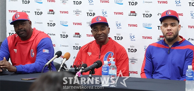 '2024 WBSC 프리미어 12' 평가전 한국-쿠바전이 1일 서울 고척스카이돔에서 열렸다. 아르만도 욘슨 감독(가운데), 루이스 라조 코치(왼쪽), 요안 몬카다가 경기 전 인터뷰에서 기자들의 질문에 답하고 있다. /사진=김진경 대기자