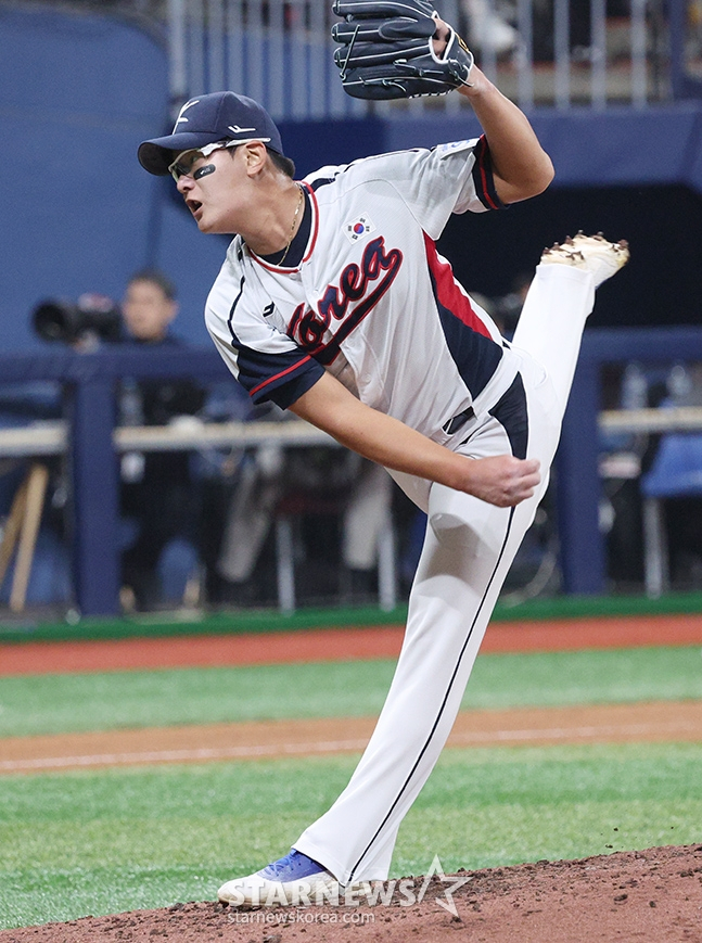 '2024 WBSC 프리미어 12' 평가전 한국-쿠바전이 1일 서울 고척스카이돔에서 열렸다. 한국 김서현이 역투하고 있다. /사진=김진경 대기자