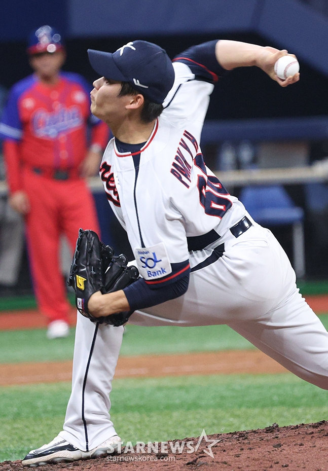 '2024 WBSC 프리미어 12' 평가전 한국-쿠바전이 1일 서울 고척스카이돔에서 열렸다. 한국대표팀 박영현이 역투하고 있다. /사진=김진경 대기자