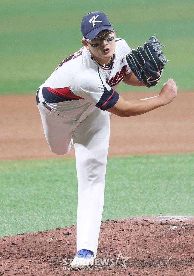 '2024 WBSC 프리미어 12' 평가전 한국-쿠바전이 1일 서울 고척스카이돔에서 열렸다. 한국 김서현이 역투하고 있다. /사진=김진경 대기자