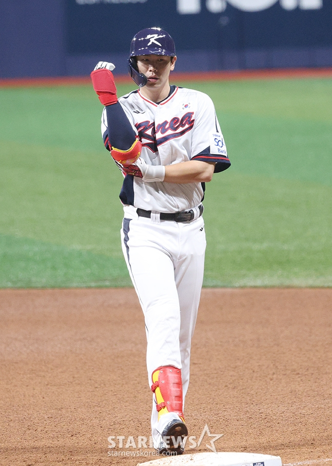 '2024 WBSC 프리미어 12' 평가전 한국-쿠바전이 1일 서울 고척스카이돔에서 열렸다. 한국 홍창기가 5회말 안타를 치고 출루한 후 장비를 정리하고 있다. /사진=김진경 대기자