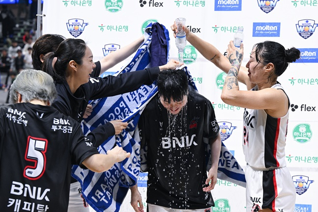 BNK 박혜진(오른쪽 2번째)이 2일 우리은행과 원정경기 승리 후 동료들에게 물세례를 맞고 있다. /사진=WKBL 제공