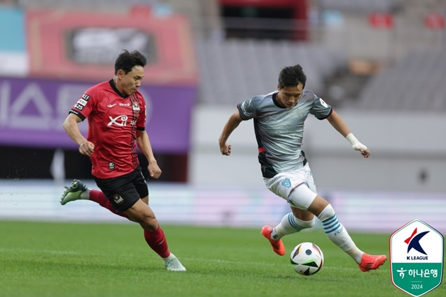 경기에 집중하는 이태석(오른쪽). /사진=한국프로축구연맹 제공