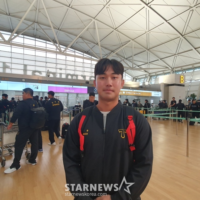 KIA 예진원이 4일 인천국제공항을 통해 마무리캠프를 떠나기 전 취재진과 인터뷰를 하고 있다. /사진=김동윤 기자