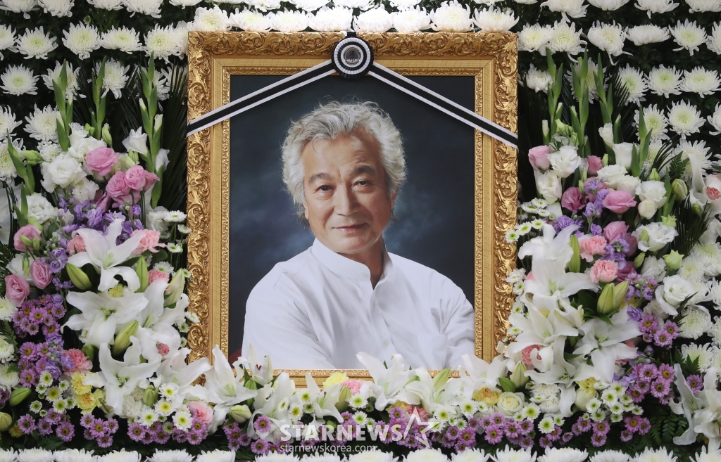 4일 오전 송파구 풍납동 서울아산병원 장례식장에 폐암으로 별세한 배우 신성일(81) 씨의 빈소가 마련돼있다.<사진공동취재단>