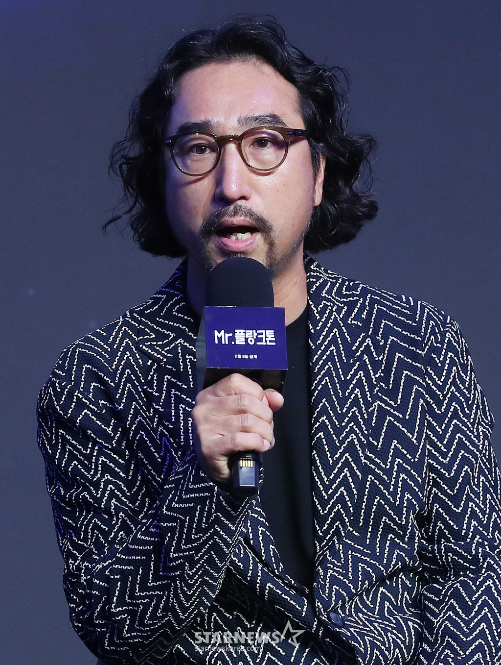 홍종찬 감독이 4일 오전 서울 마포구 호텔 나루 서울 엠갤러리에서 진행된 넷플릭스 드라마 'Mr.플랑크톤' 제작발표회에 참석해 인사말을 하고 있다. 'Mr.플랑크톤'은 실수로 잘못 태어난 남자 '해조'의 인생 마지막 여행길에 세상에서 가장 불운한 여자 '재미'가 강제 동행하면서 벌어지는 로맨틱 코미디를 그린다. 오는 8일 공개. 2024.11.04 /사진=김창현 chmt@