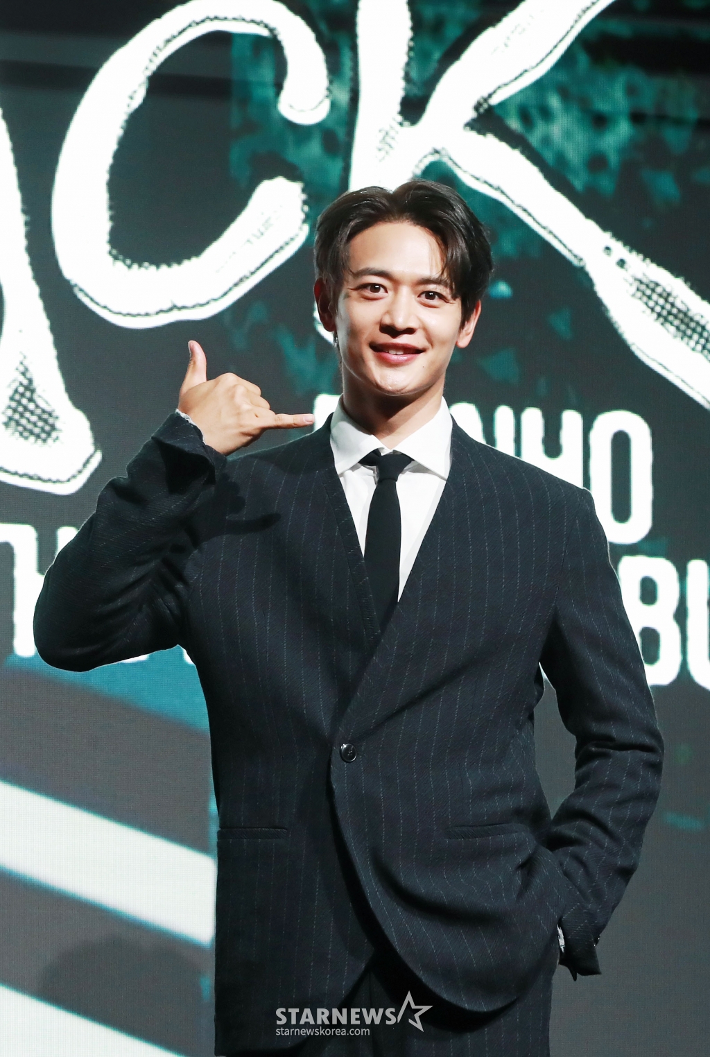 샤이니 민호가 4일 오전 서울 여의도 페어몬트 앰배서더 호텔에서 진행된 솔로 첫 정규 앨범 '콜 백'(CALL BACK) 발매 기자간담회에서 포즈를 취하고 있다. 이번 앨범에는 타이틀 곡 '콜 백'을 포함해 총 10곡으로 구성됐다. /2024.11.04 /사진=이동훈 photoguy@