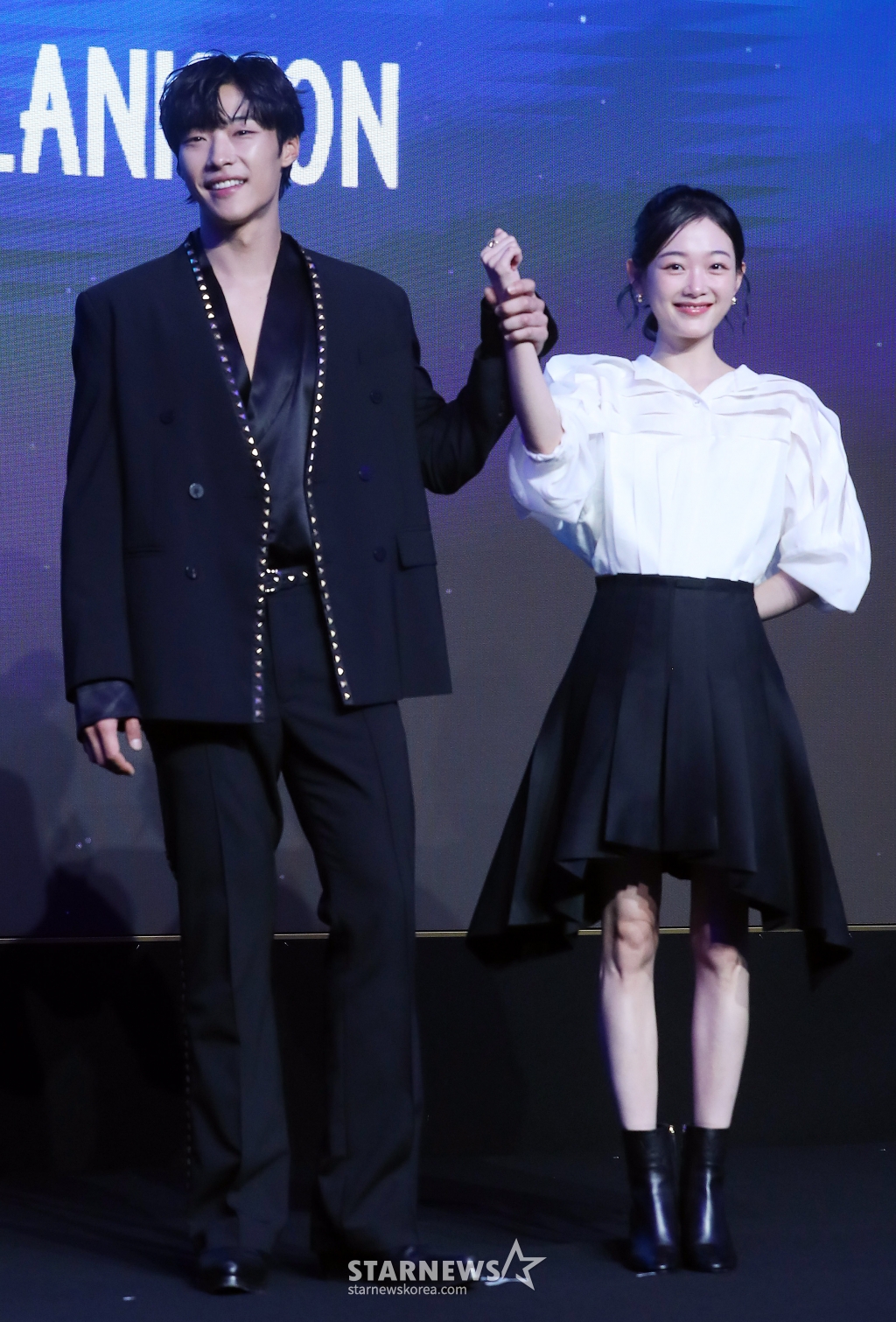 배우 우도환, 이유미가 4일 오전 서울 마포구 호텔 나루 서울 엠갤러리에서 진행된 넷플릭스 드라마 'Mr.플랑크톤' 제작발표회에 참석해 포즈를 취하고 있다. 'Mr.플랑크톤'은 실수로 잘못 태어난 남자 '해조'의 인생 마지막 여행길에 세상에서 가장 불운한 여자 '재미'가 강제 동행하면서 벌어지는 로맨틱 코미디를 그린다. 오는 8일 공개. 2024.11.04 /사진=김창현 chmt@