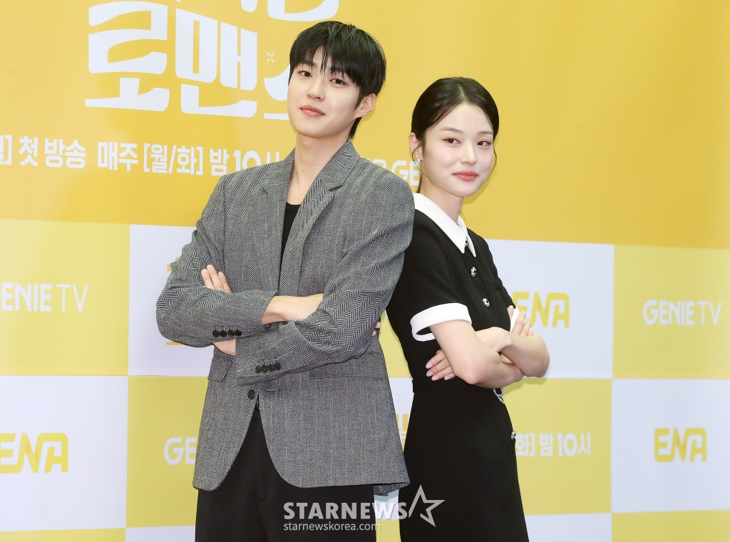 배우 백성철, 신도현이 4일 오후 서울 마포구 상암동 스탠포드 서울에서 진행된 ENA 월화드라마 '취하는 로맨스' 제작발표회에 참석해 포즈를 취하고 있다. '취하는 로맨스'는 감정을 숨기는 게 당연한 '초열정' 주류회사 영업왕 용주(김세정 분)와 감정을 캐치하는 게 일상인 '초민감' 브루어리 대표 민주(이종원 분)의 설렘 도수 끌올 로맨스. 2024.11.04 /사진=김창현 chmt@